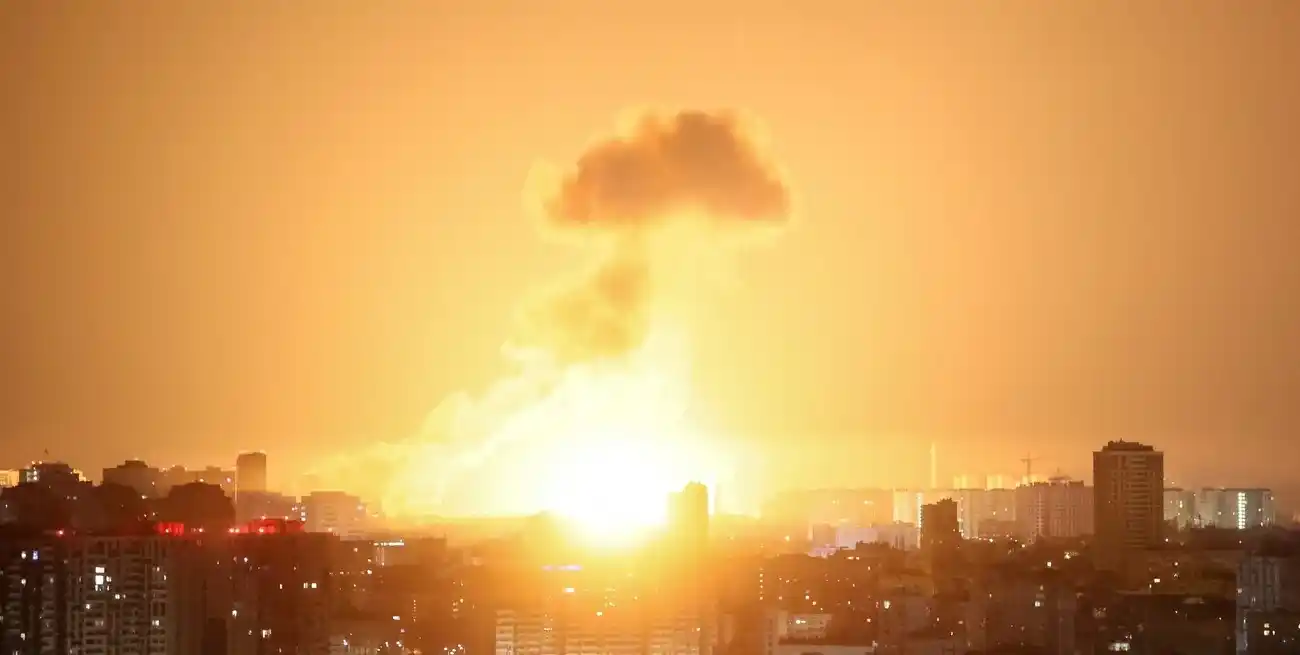 Los ataques comenzaron por la noche del sábado y se extendieron hasta el domingo. Crédito: Gleb Garanich/Reuters