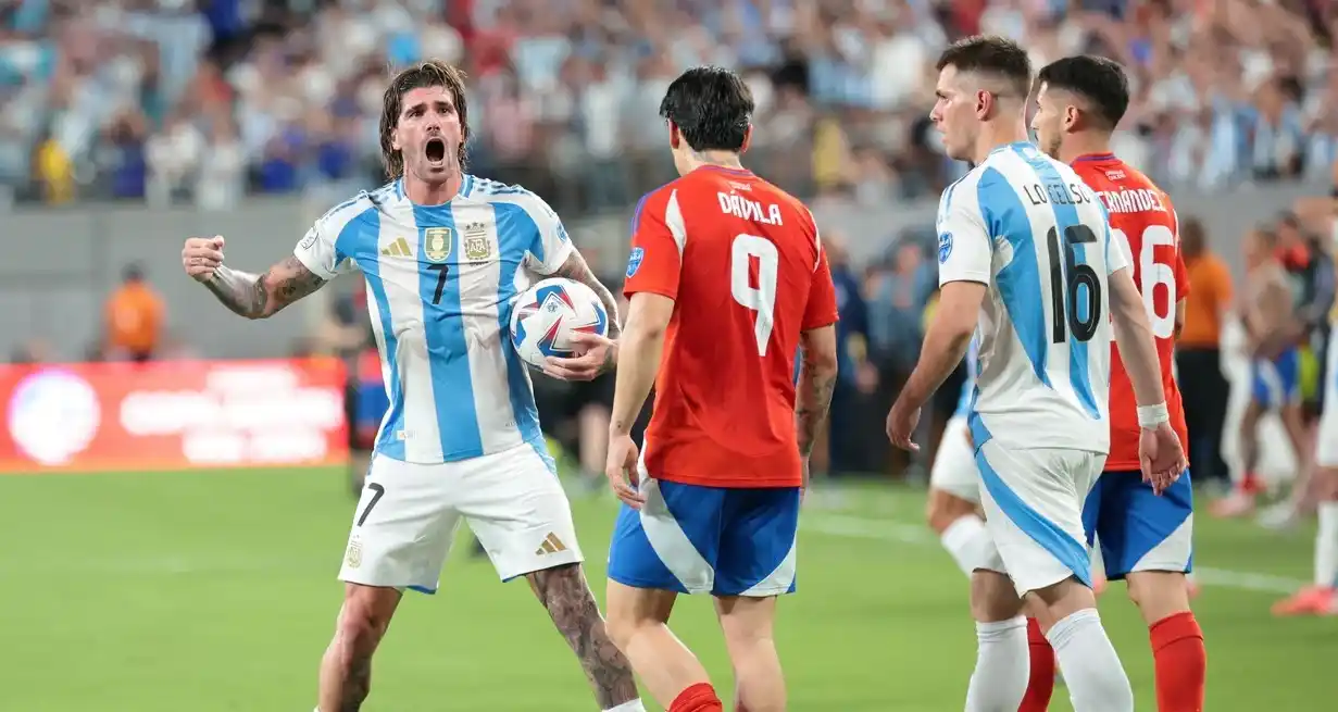 El VAR convalidó el gol y Argentina se quedó con la victoria ante Chile. Crédito: Reuters