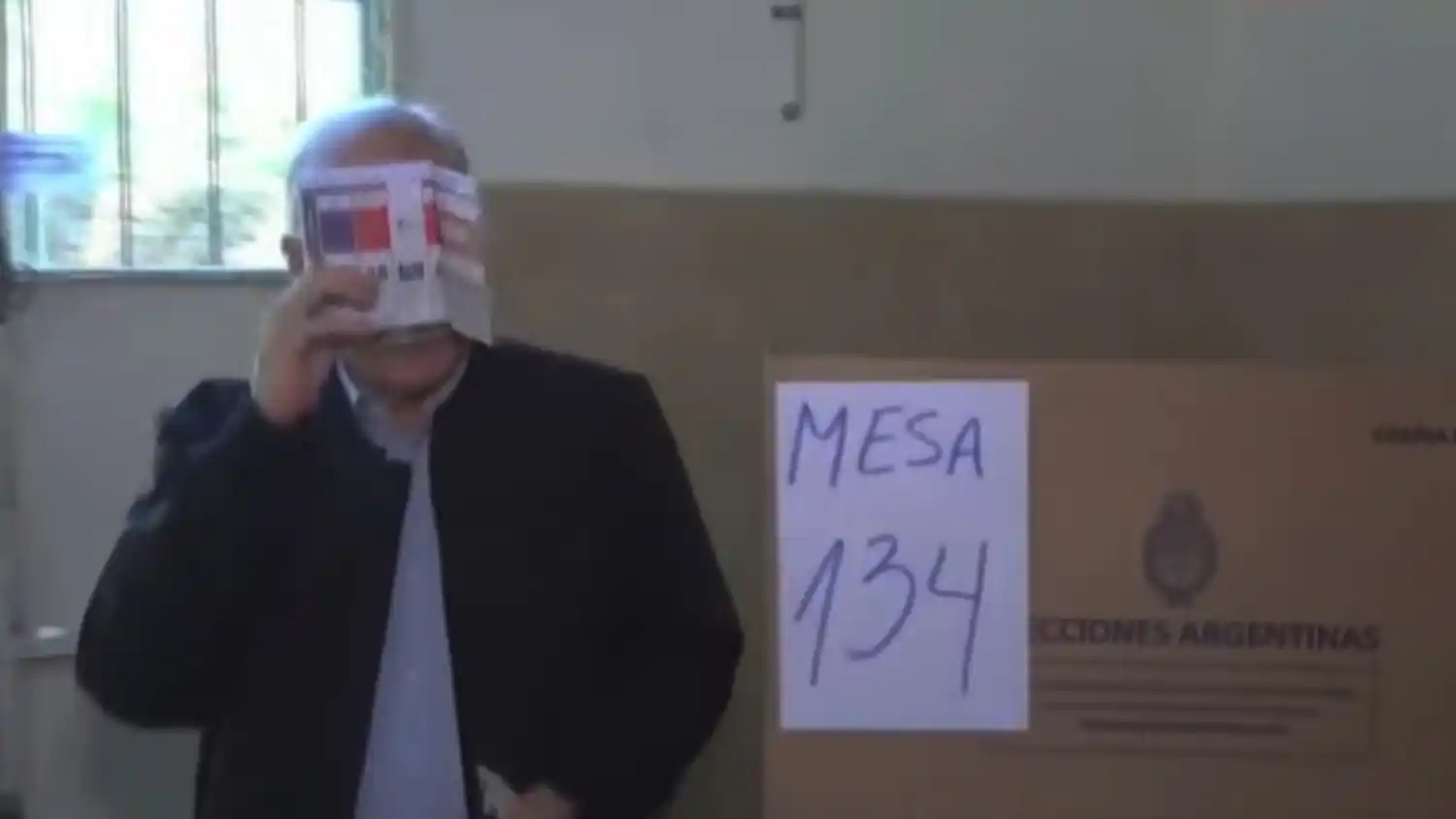 Taiana votó en Vicente López con blooper incluido: mostró parte de la boleta al acomodarse los anteojos