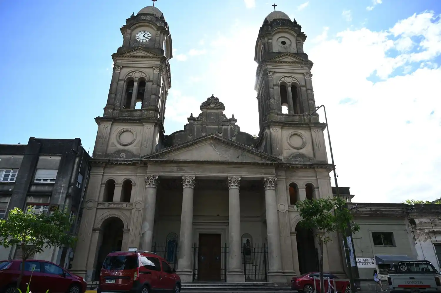 La fachada de la Catedral luce cada vez más deteriorada: el proyecto para restaurarla que requiere miles de dólares