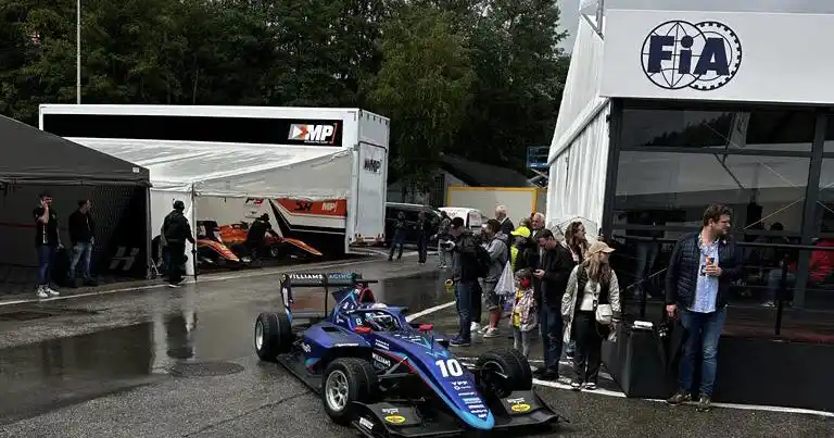 Colapinto tuvo una clasificación bajo el agua en Bélgica.