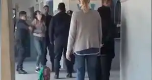 Una alumna y su mamá molieron a golpes a la directora de una escuela en Almirante Brown 