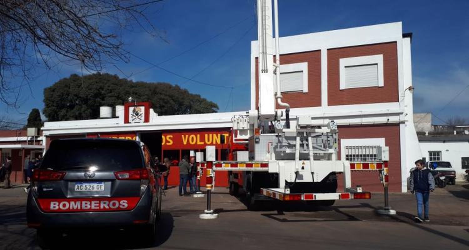 Bomberos presentó nuevas unidades en su aniversario