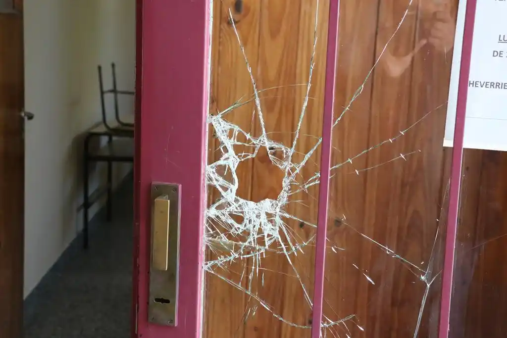 Un  grupo de vándalos provocó  serios daños en la Escuela 42