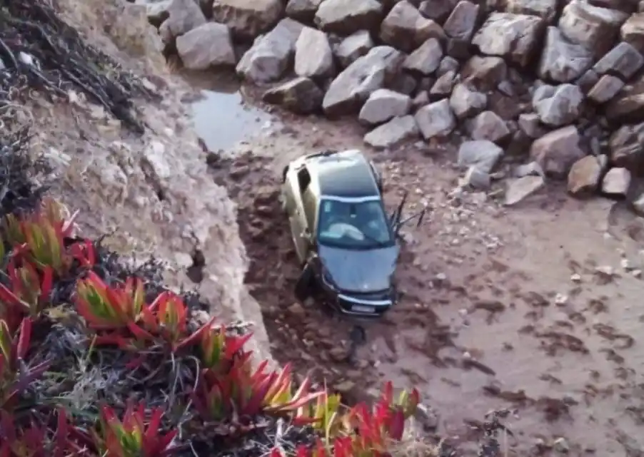 General Alvarado: Un joven cayó con su auto desde un acantilado y murió
