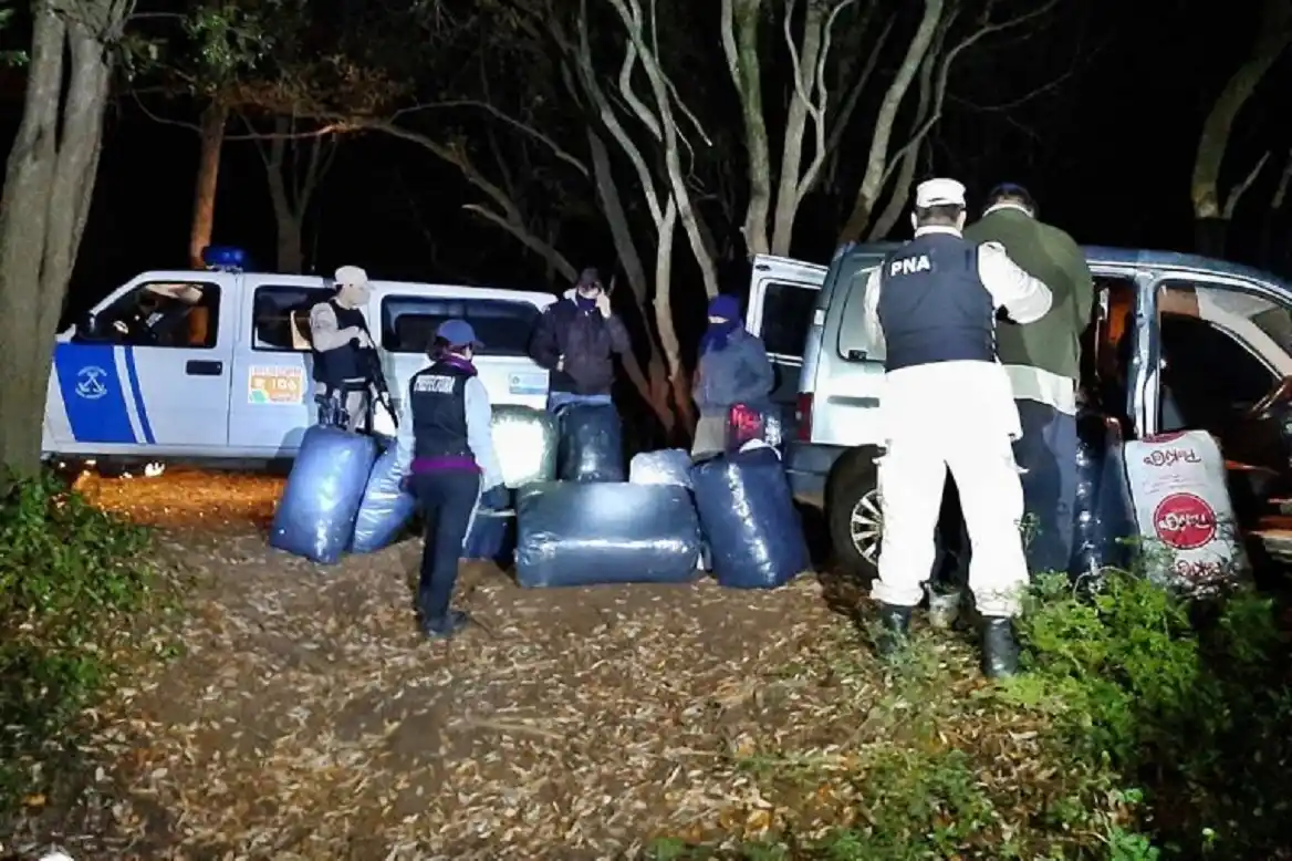 Detuvieron a un hombre e incautaron gran cantidad de ropa cruzada por el río Uruguay
