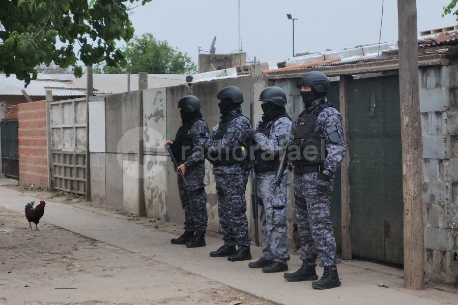 Enorme despliegue policial en múltiples allanamientos simultáneos por microtráfico