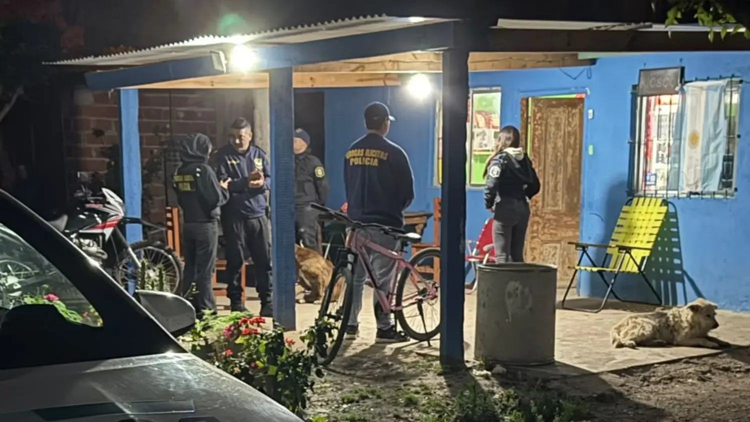 Efectivos de la Policía realizaron un allanamiento nocturno en San Pedro y Río Tala, en medio de investigaciones por enfrentamientos y otros delitos.