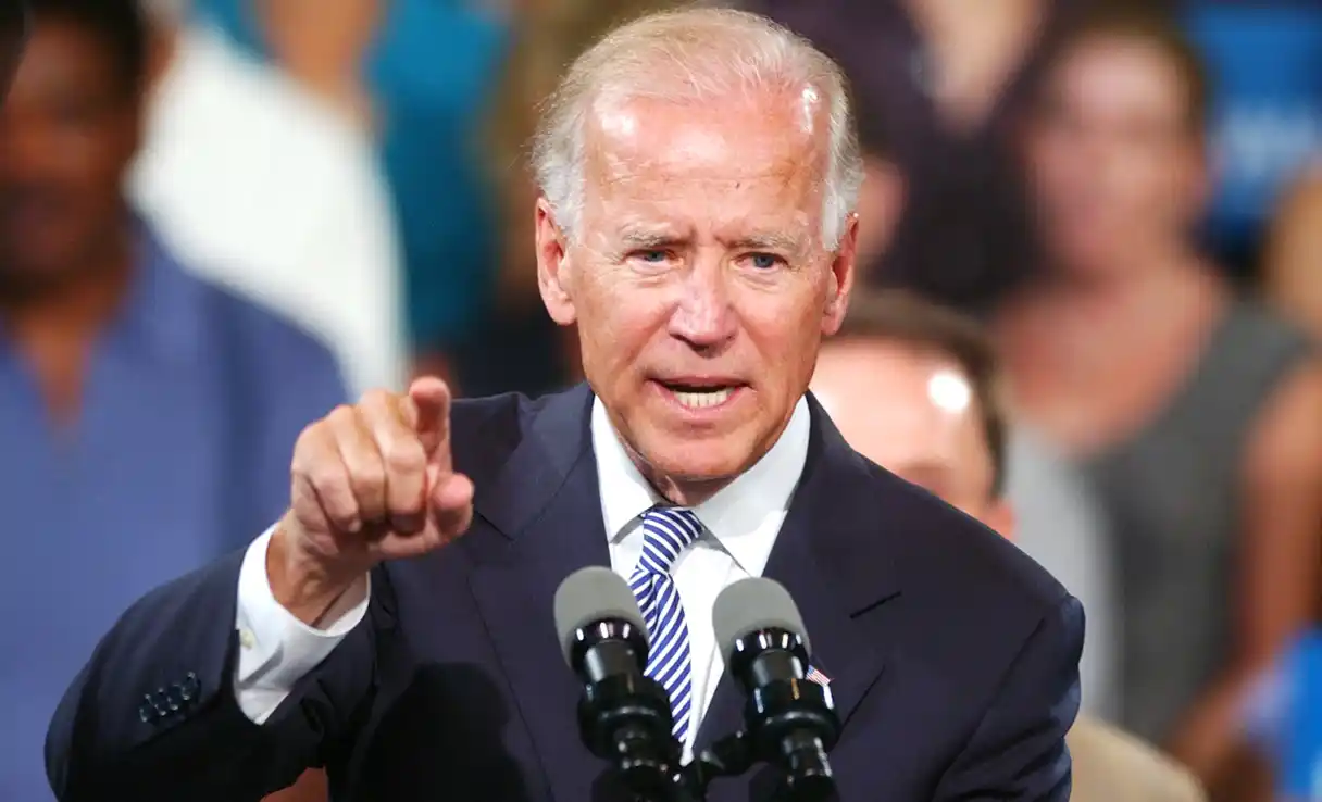 Biden adelantó la fecha límite para habilitar la vacunación general