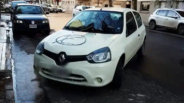 Con aerosol escribió la señal de prohibido estacionar en auto que tapaba garage