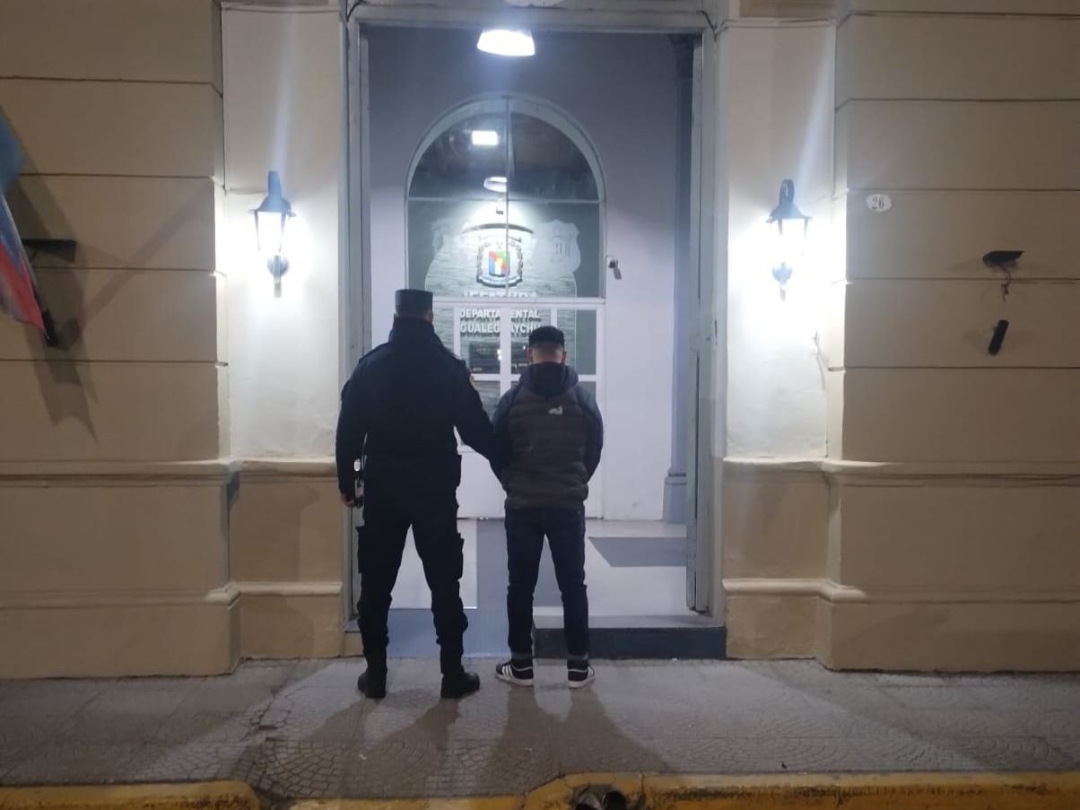 Dio positivo en un control de alcoholemia, amenazó a los inspectores y fue detenido