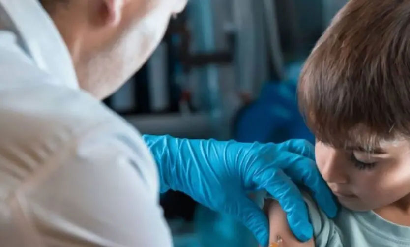 Sarampión: recomiendan una dosis extra de vacuna en niños para contener el brote