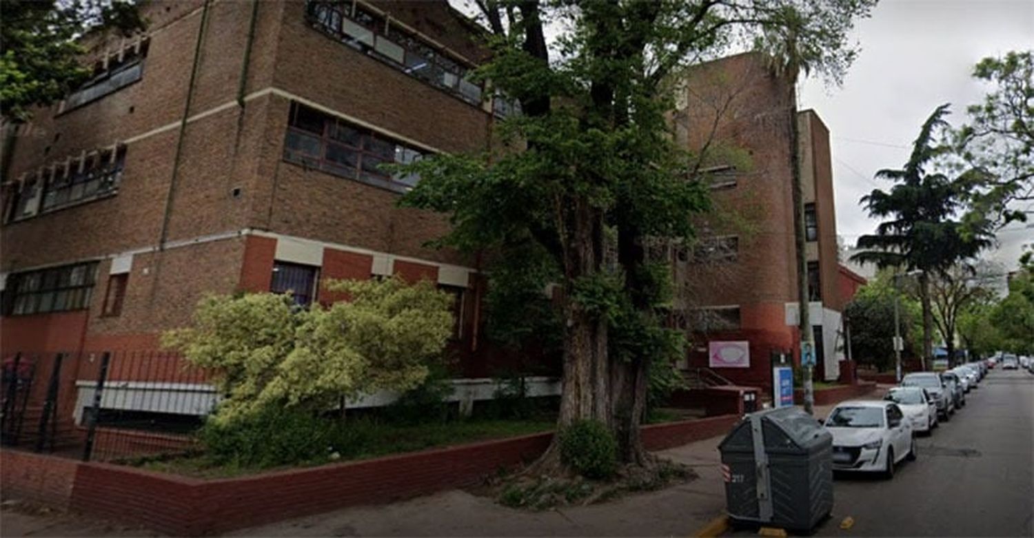 Una estudiante de 14 años apuñaló a una compañera en la puerta de un colegio de Quilmes