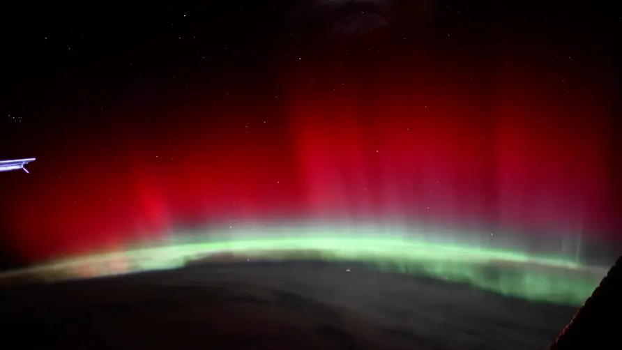 Captura de pantalla del video tomado desde la Estación Espacial Internacional donde se observa una aurora boreal roja.