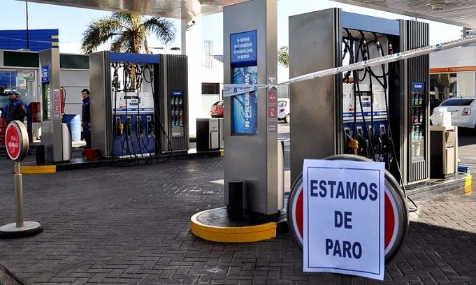 Paro de estaciones de servicios y acusaciones al Gobierno de "poner techo a la paritarias"