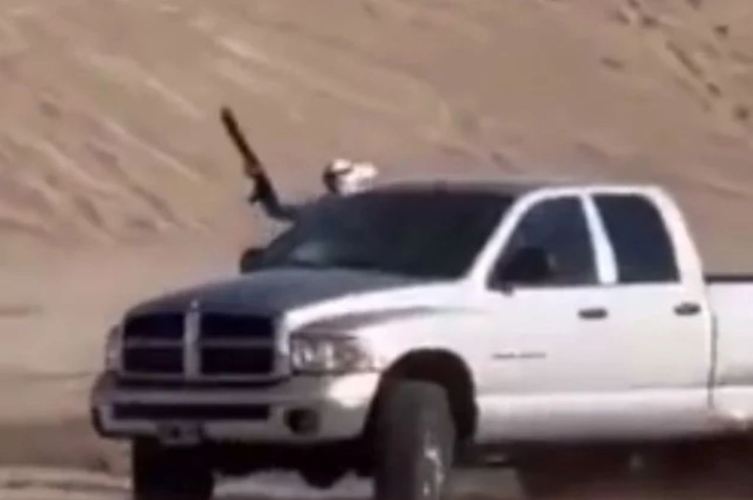 Video: se pasearon por Pinamar vestidos de árabes y con armas largas