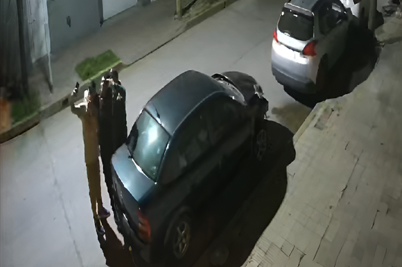 [VIDEO] El Astra que chocó autos estacionados paró en Belgrano al 200 a cambiar una rueda