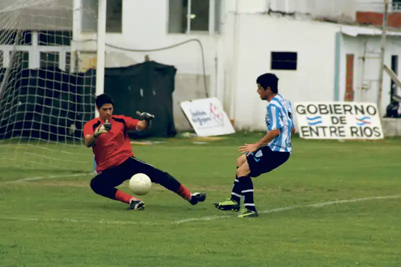 B Nacional: Rodrigo Gauna, el arquero de Black River, en la mira de Acosta