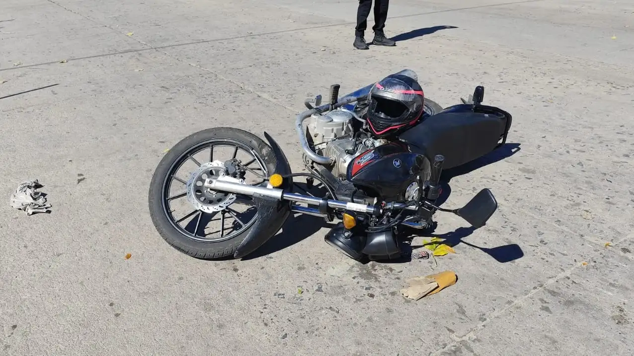 Una de las motos involucrada en el choque ocurrido en Bv. 9 de Julio y J. J. Ingenieros.