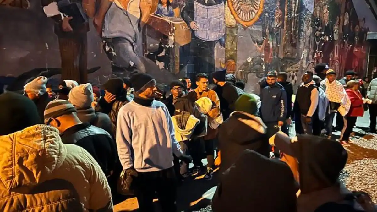 TEXAS LO HACE OTRA VEZ: envía más autobuses con migrantes a la casa de Kamala Harris (+Video)