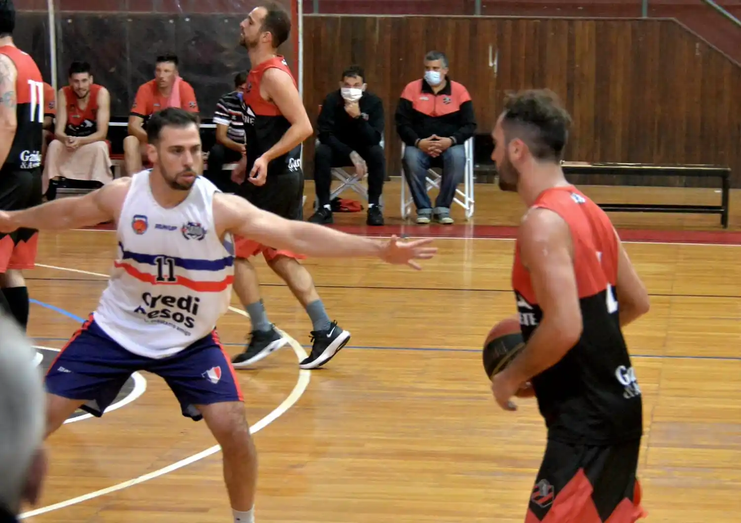 Luciano Tantos conduce un ataque en la victoria ante Platense.
