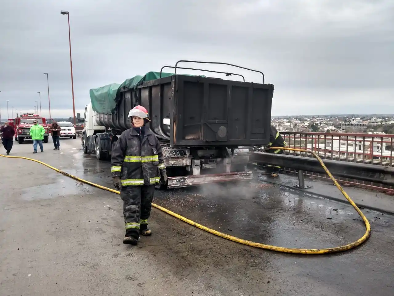 La batea de un camión se incendió en uno de los puentes del complejo Zárate - Brazo Largo