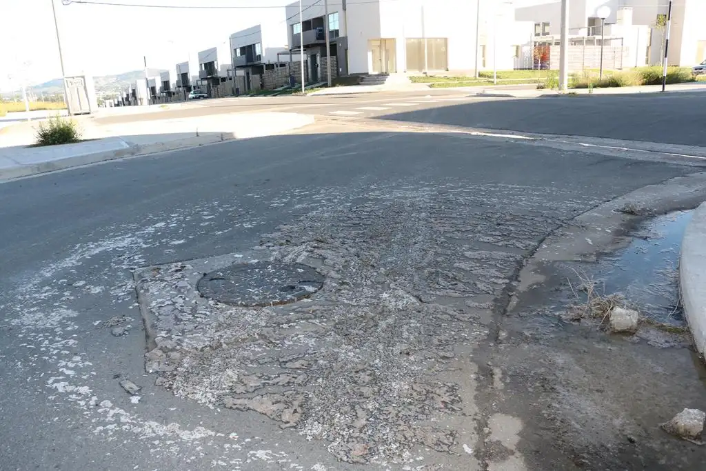 Vecinos del Procrear aseguran que sale agua de cloacas de las alcantarillas