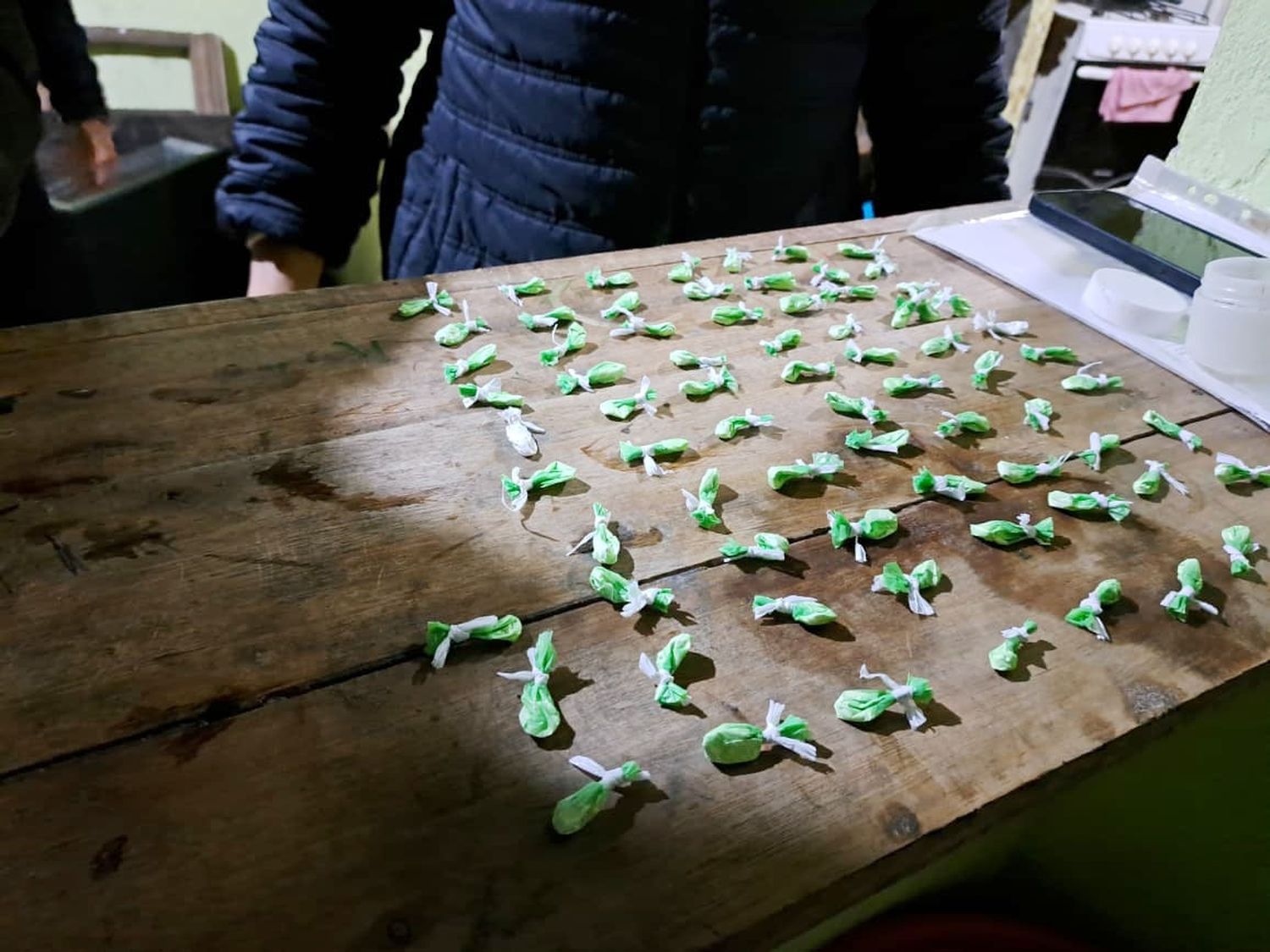 Allanamientos positivos: secuestro de drogas, armas y detenciones