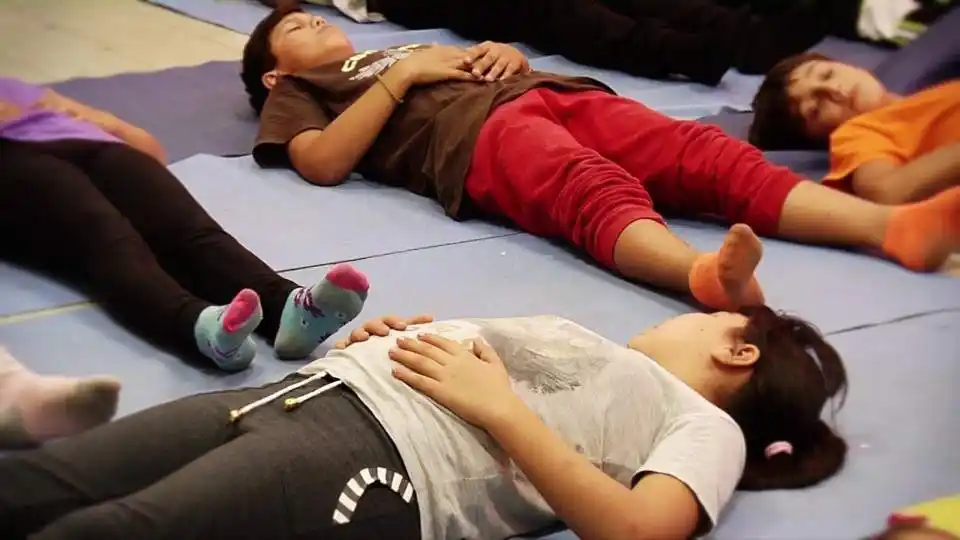 Una escuela salteña incorporó clases de yoga para sus alumnos
