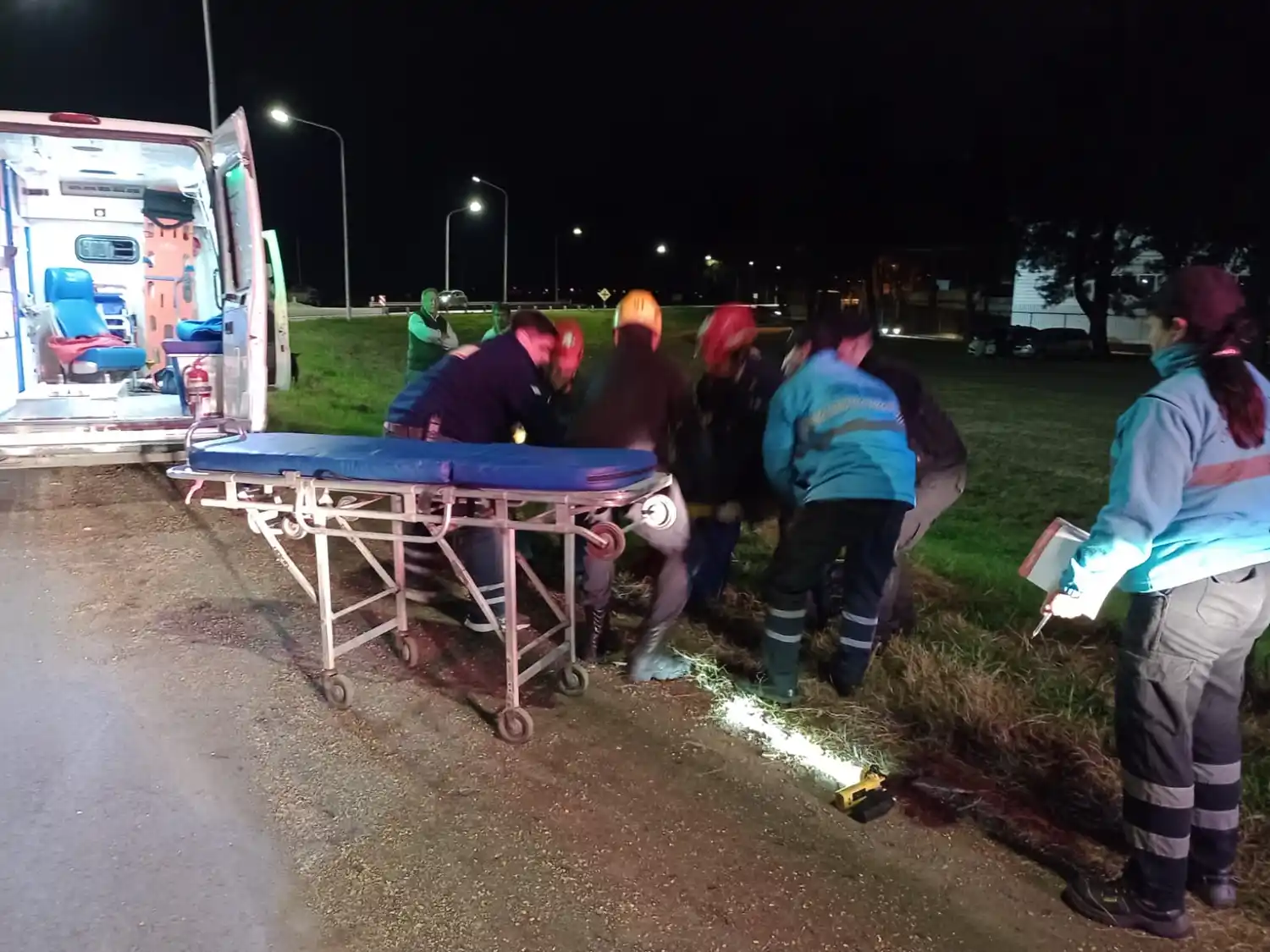 El momento en que los servidores públicos rescatan a la mujer de 42 años.