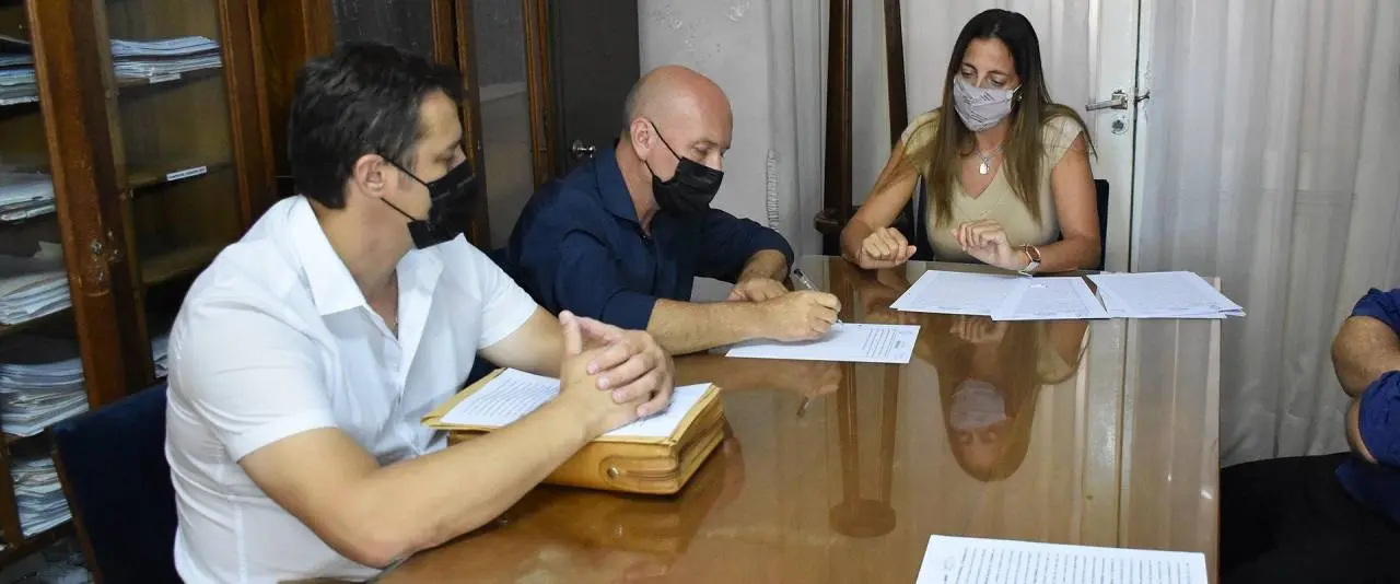 Se firmaron los contratos para obras en cuatro escuelas de la provincia