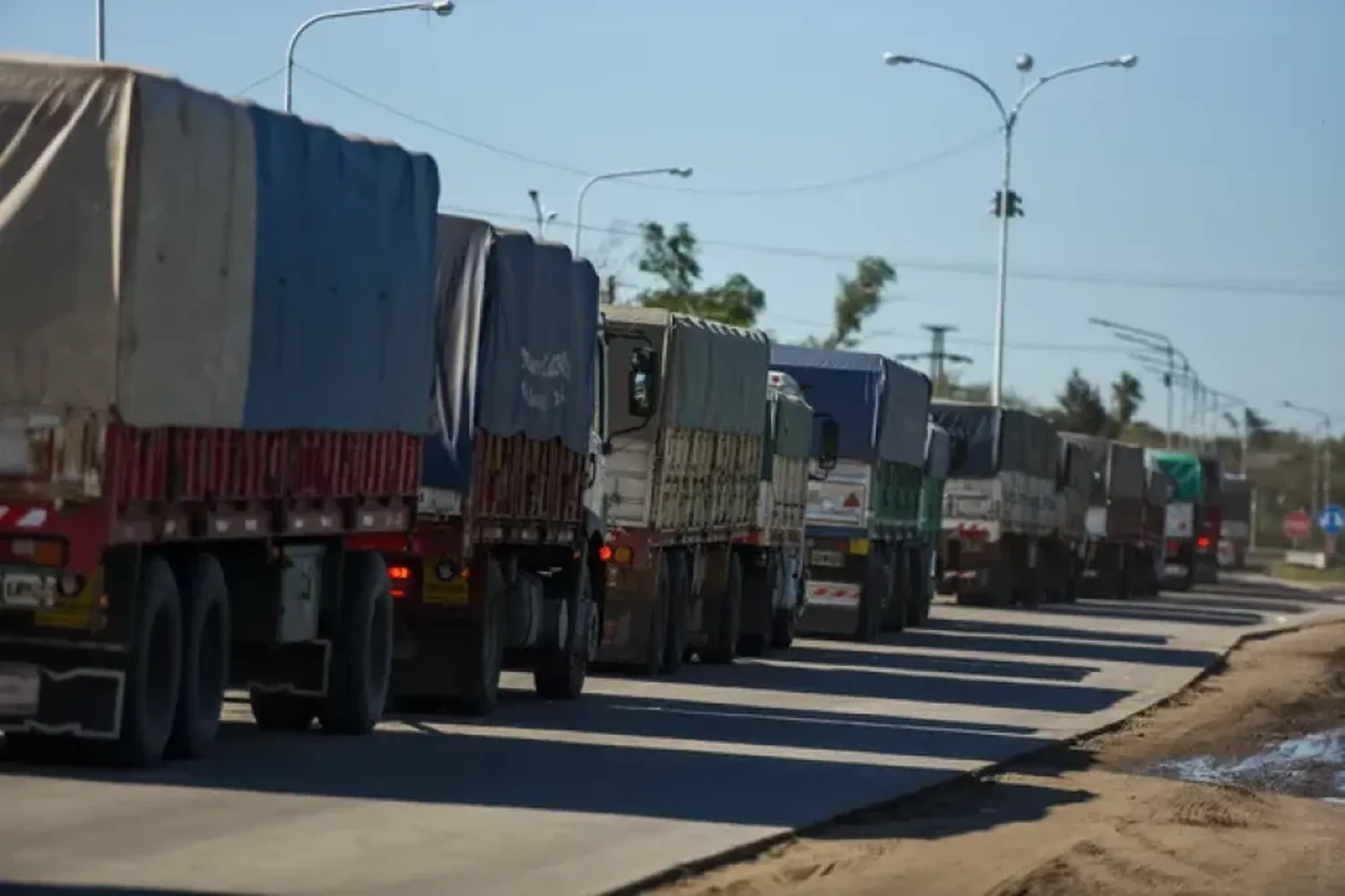 Por la cosecha gruesa, las rutas están congestionadas de camiones que buscan llegar a puertos