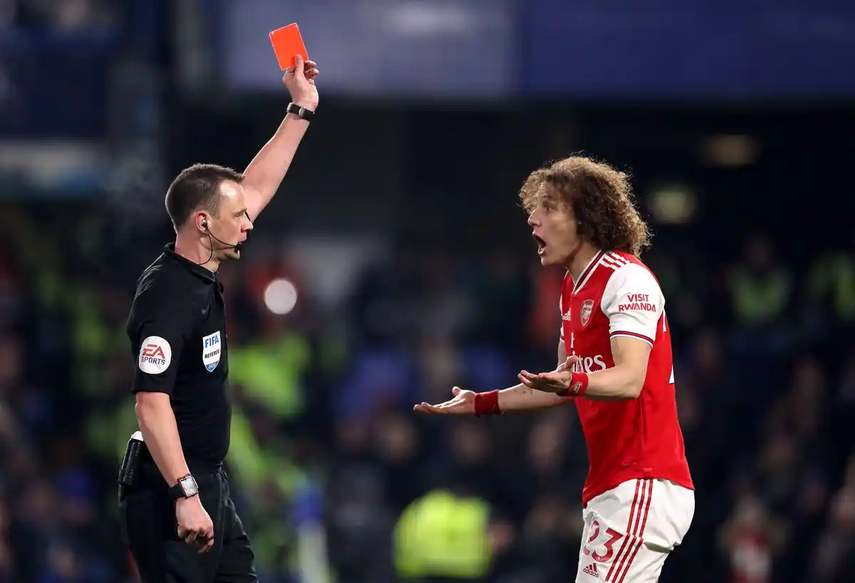 Insólito: en Inglaterra expulsarán al jugador que tosa cerca de un rival