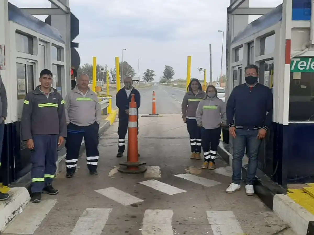 Por falta de pago del salario, empleados levantan barreras de las estaciones de peaje 