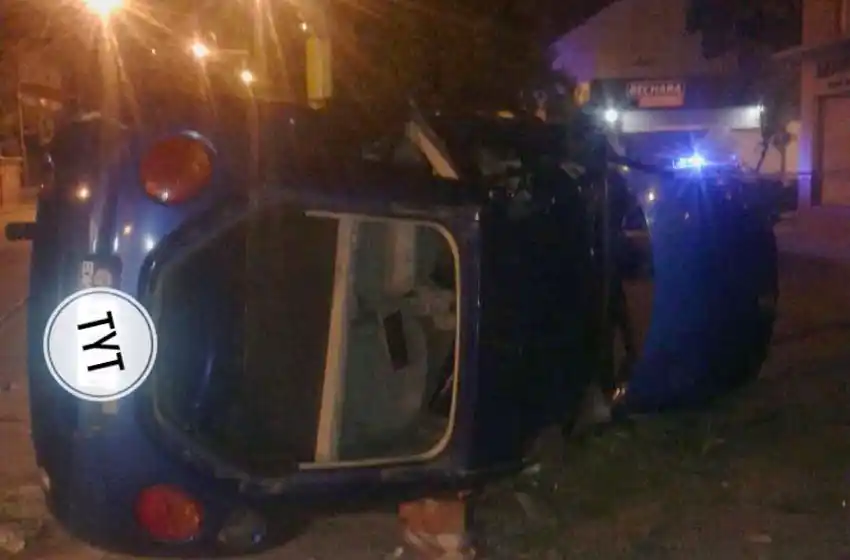 Choque fatal entre un auto y una moto: hay otro hospitalizado