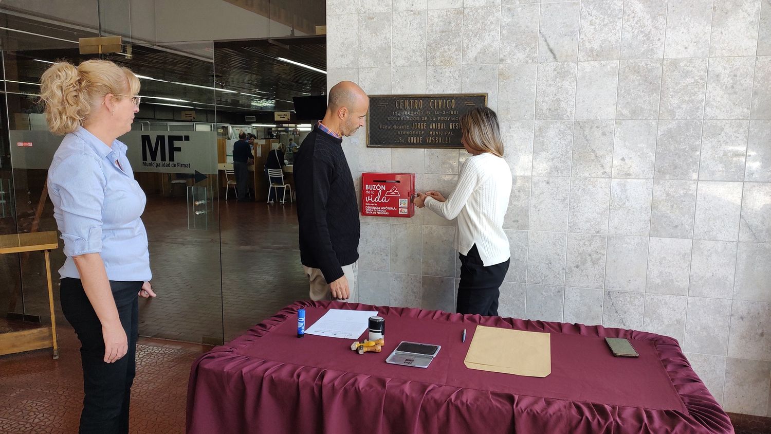 La apertura el buzón en el hall municipal.