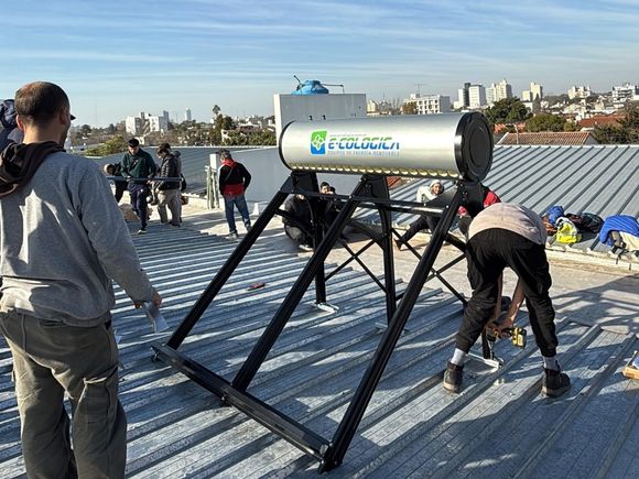 Empleo Verde Recargado: Se instaló un colector solar en una institución educativa