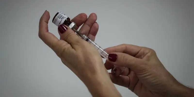 Brasil inicia análisis de vacuna china Coronavac contra el COVID-19