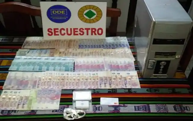 Lo arrestaron por ofrecer créditos truchos del Anses: su madre lo golpeó delante de la Policía