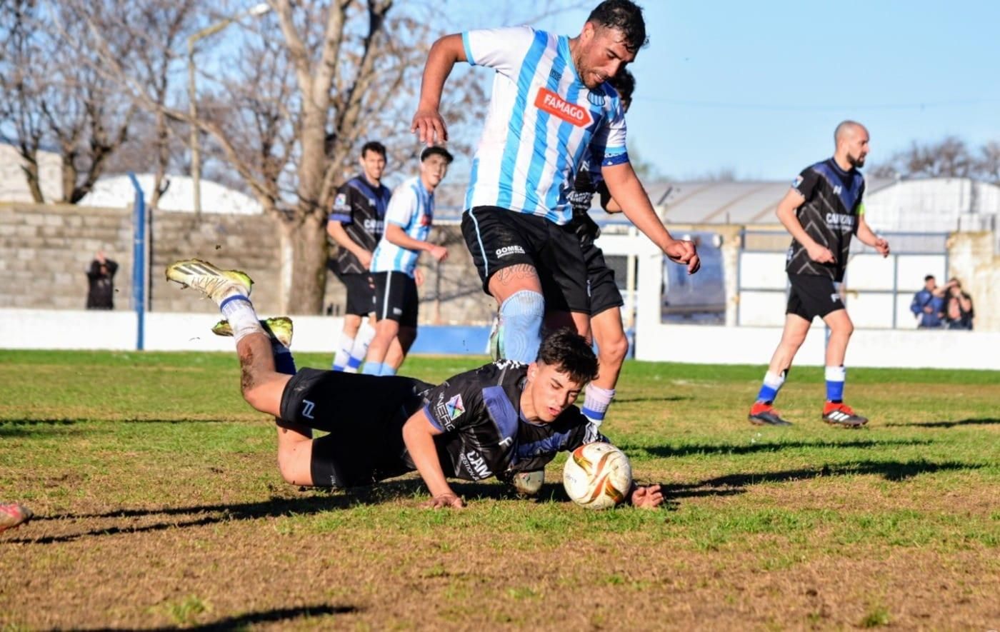 Unión y Cultura y Rivadavia se enfrentan en Murphy en un duelo con mucha historia. El "Celeste" quiere pelearle el "1" a Studebaker, mientras que "La V Azulada" se juega quizá su última chance de ingresar a Playoffs. Foto: Ale Nuñez.