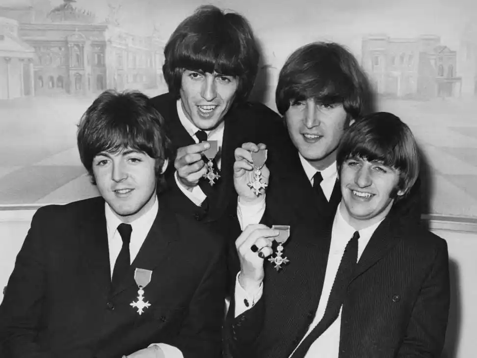Hace 60 años Los Beatles eran condecorados por la Reina de Inglaterra