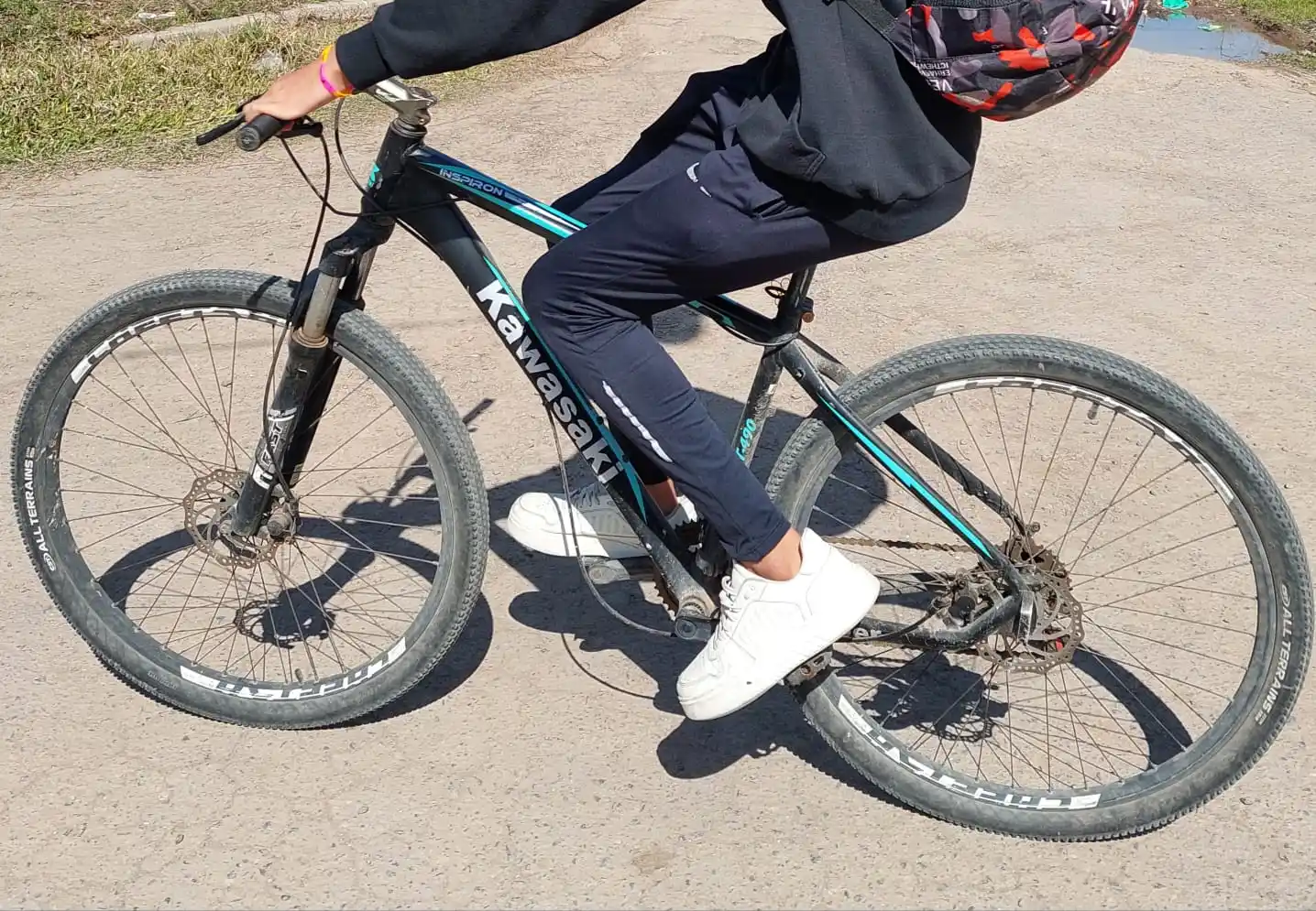 La bicicleta robada es marca Kawasaki.