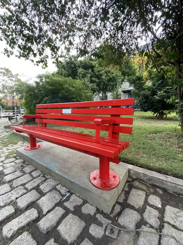 Chascomús se suma a la campaña “Banco Rojo” para no olvidar a las mujeres que sufrieron violencia de género