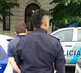 Insultaba a peatones y fue aprehendido por la Policía frente a la sede de Bomberos