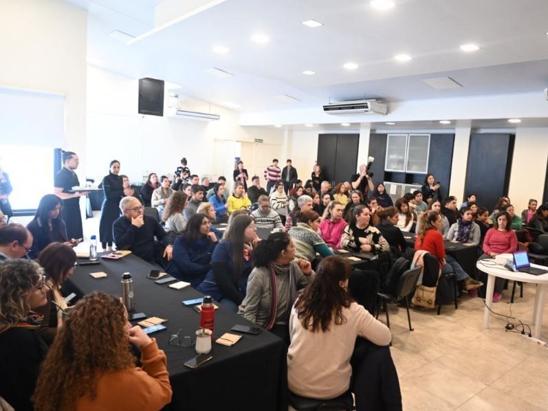 Más de cincuenta docentes de la ciudad se capacitaron en inteligencia artificial aplicada a la educación