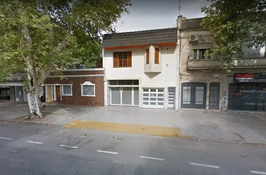 Brutal episodio de violencia de género: amenazó a su esposa con una bayoneta, la encerró y se atrincheró en el garaje