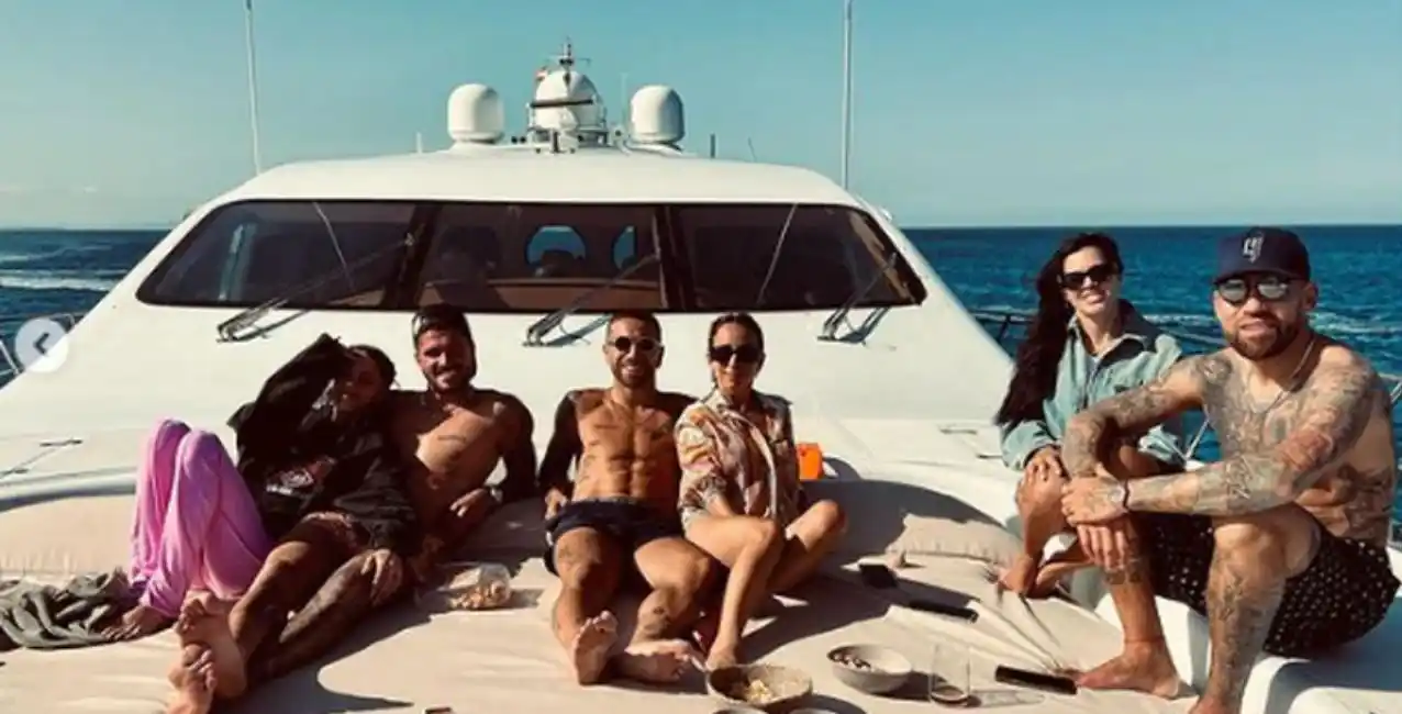 Tini Stoessel navegó con Rodigo De Paul y sus amigos