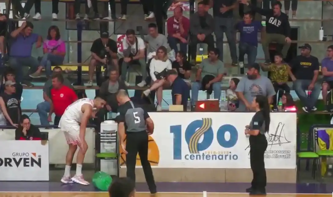 Momento del incidente donde le arrojan un vaso y el bidón a Aramayo. Foto: Captura de la transmisión de Zona Cero Producciones