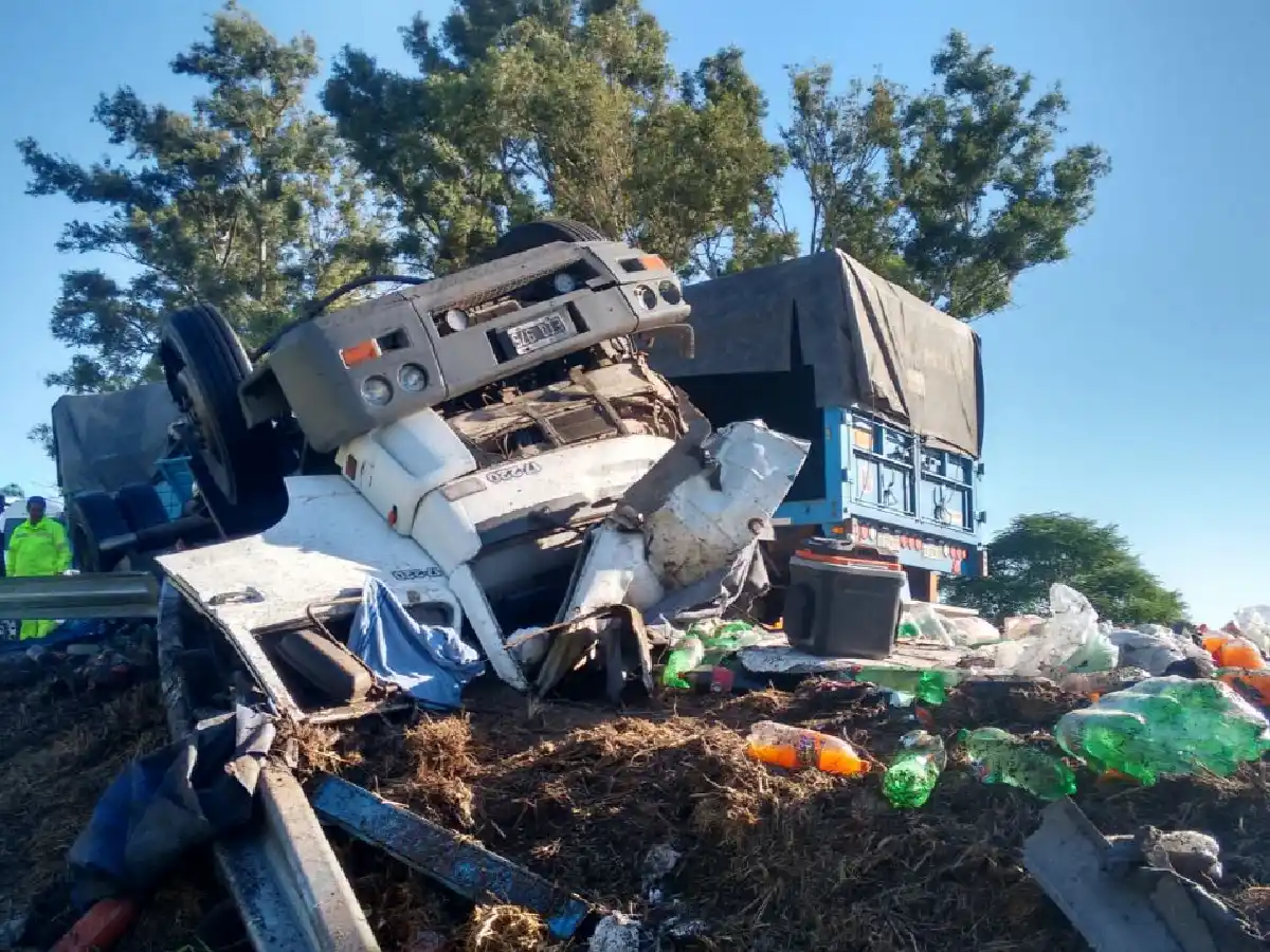 Choque frontal entre camión y auto en la ruta 34 