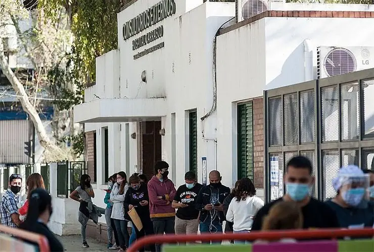 Covid: siguen subiendo los contagios y por primera vez hubo más de 100 mil en un día